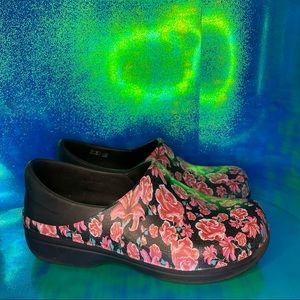 Crocs Floral Comfort Casual Walking Shoes Womens Sz 8